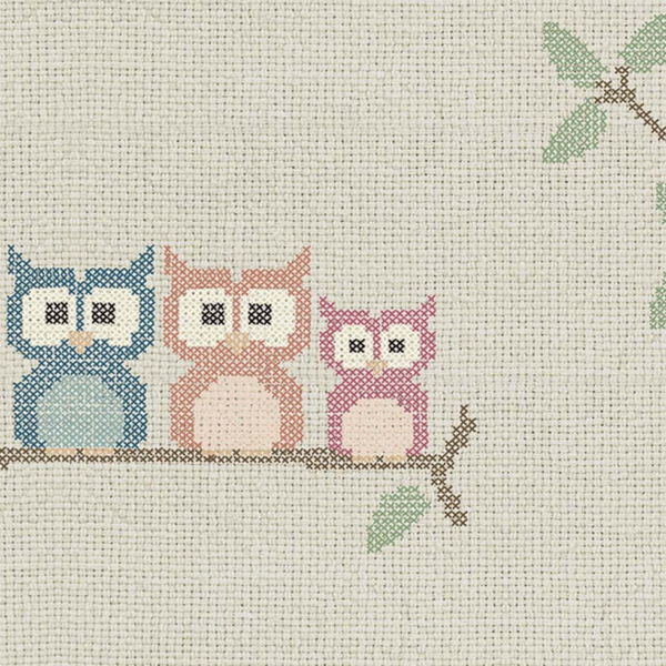 Tapeta-Skinwall-CROSS-STITCH-OWL-769-z-kolekcji-New-Designs-2021-Suite-Collection-1 Tapeta Skinwall CROSS STITCH OWL 769 z kolekcji New Designs 2021 Suite Collection motywy: zwierzęta, rośliny, dziecięcy, kolory: beżowy, niebieski, różowy - wariant 1