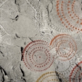 Tapeta Skinwall SAUDADE 81 z kolekcji Unconventional Surfaces motywy: ornamenty, kolory: szary, beżowy, pomarańczowy, czerwony - wariant 1