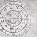 Tapeta Skinwall ZODIAC 52 z kolekcji Travelling Mind motywy: litery, kolory: biały, beżowy, szary, grafitowy - wariant 1