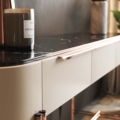 Praddy BAMBOO NT077 to konsola w wykończeniu drewno-mdf lakier czarny, miedź stal nierdzewna, Nero Marquina, drewno-mdf lakier beżowy,. Praddy to portugalski producent wysokiej jakości mebli. Firma powstała w regionie słynącym z wielowielkowej tradycji rzemieślicznej produkcji mebli. Niezwykła dbałość o szczegóły, wysoka jakość ręcznie wytwarzanych mebli i materiałów, z których powstają oraz nowoczesny desgin to coś co wyróżnia markę Praddy na tle innych światowych producentów branży.
