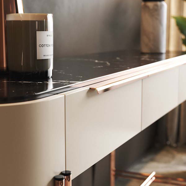 Praddy-BAMBOO-NT077-konsola-lakier-czarny-miedz-stal-nierdzewna-Nero-Marquina-bezowy-4 Praddy BAMBOO NT077 to konsola w wykończeniu drewno-mdf lakier czarny, miedź stal nierdzewna, Nero Marquina, drewno-mdf lakier beżowy,. Praddy to portugalski producent wysokiej jakości mebli. Firma powstała w regionie słynącym z wielowielkowej tradycji rzemieślicznej produkcji mebli. Niezwykła dbałość o szczegóły, wysoka jakość ręcznie wytwarzanych mebli i materiałów, z których powstają oraz nowoczesny desgin to coś co wyróżnia markę Praddy na tle innych światowych producentów branży.