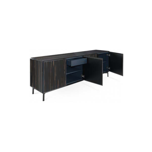 Praddy-BARBICAN-TR031-kredens-lakier-czarny-Heban-Macassar-3 Praddy BARBICAN TR031 to kredens w wykończeniu drewno-mdf lakier czarny, Heban Macassar. Praddy to portugalski producent wysokiej jakości mebli. Firma powstała w regionie słynącym z wielowielkowej tradycji rzemieślicznej produkcji mebli. Niezwykła dbałość o szczegóły, wysoka jakość ręcznie wytwarzanych mebli i materiałów, z których powstają oraz nowoczesny desgin to coś co wyróżnia markę Praddy na tle innych światowych producentów branży.