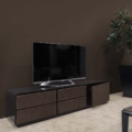Praddy BRANDEN TR058 to szafka rtv w wykończeniu drewno-mdf lakier moca, skóra naturalna LEATHER STONE. Praddy to portugalski producent wysokiej jakości mebli. Firma powstała w regionie słynącym z wielowielkowej tradycji rzemieślicznej produkcji mebli. Niezwykła dbałość o szczegóły, wysoka jakość ręcznie wytwarzanych mebli i materiałów, z których powstają oraz nowoczesny desgin to coś co wyróżnia markę Praddy na tle innych światowych producentów branży.