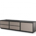 Praddy BRANDEN TR058 to szafka rtv w wykończeniu drewno-mdf lakier moca, skóra naturalna LEATHER STONE. Praddy to portugalski producent wysokiej jakości mebli. Firma powstała w regionie słynącym z wielowielkowej tradycji rzemieślicznej produkcji mebli. Niezwykła dbałość o szczegóły, wysoka jakość ręcznie wytwarzanych mebli i materiałów, z których powstają oraz nowoczesny desgin to coś co wyróżnia markę Praddy na tle innych światowych producentów branży.