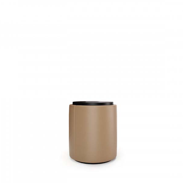 Praddy-DORIA-TR016-stolik-lakier-czarny-skora-naturalna-CAMEL-Heban-Macassar-2 Praddy DORIA TR016 to stolik w wykończeniu drewno-mdf lakier czarny, skóra naturalna LEATHER CAMEL, Heban Macassar. Praddy to portugalski producent wysokiej jakości mebli. Firma powstała w regionie słynącym z wielowielkowej tradycji rzemieślicznej produkcji mebli. Niezwykła dbałość o szczegóły, wysoka jakość ręcznie wytwarzanych mebli i materiałów, z których powstają oraz nowoczesny desgin to coś co wyróżnia markę Praddy na tle innych światowych producentów branży.
