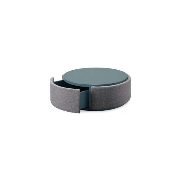 Praddy-DORIA-TR024-stolik-kawowy-tkanina-SOHO-lakier-morski-3 Praddy DORIA TR024 to stolik kawowy w wykończeniu tkanina SOHO, drewno-mdf lakier morski. Praddy to portugalski producent wysokiej jakości mebli. Firma powstała w regionie słynącym z wielowielkowej tradycji rzemieślicznej produkcji mebli. Niezwykła dbałość o szczegóły, wysoka jakość ręcznie wytwarzanych mebli i materiałów, z których powstają oraz nowoczesny desgin to coś co wyróżnia markę Praddy na tle innych światowych producentów branży.