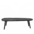 Praddy HYDE II TR025 to stolik kawowy w wykończeniu drewno-mdf lakier czarny, miedź stal nierdzewna, Nero Marquina. Praddy to portugalski producent wysokiej jakości mebli. Firma powstała w regionie słynącym z wielowielkowej tradycji rzemieślicznej produkcji mebli. Niezwykła dbałość o szczegóły, wysoka jakość ręcznie wytwarzanych mebli i materiałów, z których powstają oraz nowoczesny desgin to coś co wyróżnia markę Praddy na tle innych światowych producentów branży.