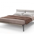 Praddy RAMBLA TR003 to łóżko w wykończeniu drewno-mdf lakier czarny, tkanina BABEL, skóra naturalna LEATHER STONE. Praddy to portugalski producent wysokiej jakości mebli. Firma powstała w regionie słynącym z wielowielkowej tradycji rzemieślicznej produkcji mebli. Niezwykła dbałość o szczegóły, wysoka jakość ręcznie wytwarzanych mebli i materiałów, z których powstają oraz nowoczesny desgin to coś co wyróżnia markę Praddy na tle innych światowych producentów branży.