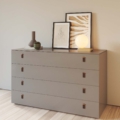 Praddy SERENADE ML094 to komoda / szafka z szufladami w wykończeniu skóra naturalna LEATHER CAMEL, drewno-mdf lakier szary. Praddy to portugalski producent wysokiej jakości mebli. Firma powstała w regionie słynącym z wielowielkowej tradycji rzemieślicznej produkcji mebli. Niezwykła dbałość o szczegóły, wysoka jakość ręcznie wytwarzanych mebli i materiałów, z których powstają oraz nowoczesny desgin to coś co wyróżnia markę Praddy na tle innych światowych producentów branży.