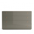 Praddy SERENADE ML094 to komoda / szafka z szufladami w wykończeniu skóra naturalna LEATHER CAMEL, drewno-mdf lakier szary. Praddy to portugalski producent wysokiej jakości mebli. Firma powstała w regionie słynącym z wielowielkowej tradycji rzemieślicznej produkcji mebli. Niezwykła dbałość o szczegóły, wysoka jakość ręcznie wytwarzanych mebli i materiałów, z których powstają oraz nowoczesny desgin to coś co wyróżnia markę Praddy na tle innych światowych producentów branży.
