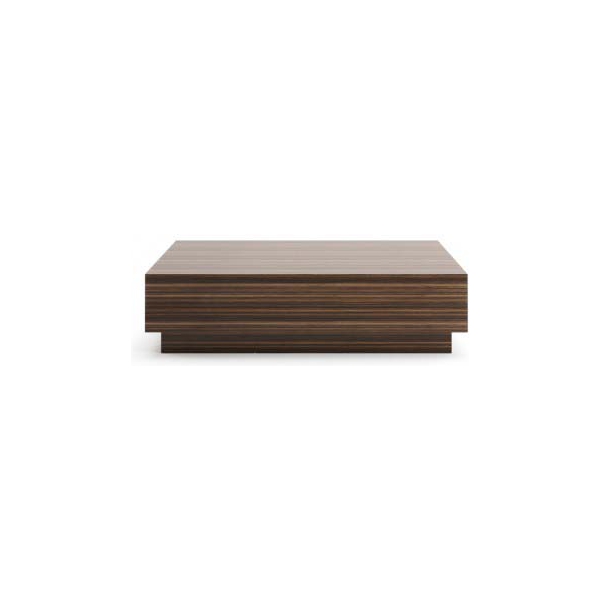 Praddy-STAR-ML260-stolik-kawowy-lakier-brazowy-3 Praddy STAR ML260 to stolik kawowy w wykończeniu drewno-mdf lakier brązowy.. Praddy to portugalski producent wysokiej jakości mebli. Firma powstała w regionie słynącym z wielowielkowej tradycji rzemieślicznej produkcji mebli. Niezwykła dbałość o szczegóły, wysoka jakość ręcznie wytwarzanych mebli i materiałów, z których powstają oraz nowoczesny desgin to coś co wyróżnia markę Praddy na tle innych światowych producentów branży.