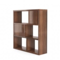 Praddy TENAFLY MEDIUM I ML329|ML331 to regał / biblioteczka w wykończeniu drewno-mdf lakier brązowy.. Praddy to portugalski producent wysokiej jakości mebli. Firma powstała w regionie słynącym z wielowielkowej tradycji rzemieślicznej produkcji mebli. Niezwykła dbałość o szczegóły, wysoka jakość ręcznie wytwarzanych mebli i materiałów, z których powstają oraz nowoczesny desgin to coś co wyróżnia markę Praddy na tle innych światowych producentów branży.