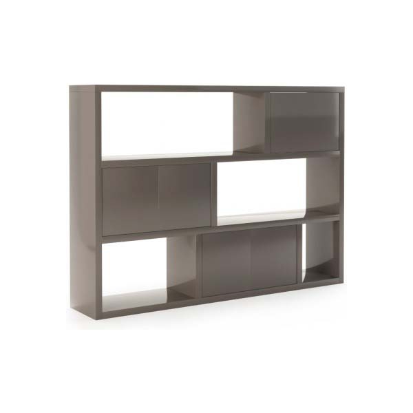 Praddy-TENAFLY-MEDIUM-II-ML333-335-regal-biblioteczka-lakier-sredni-braz-3 Praddy TENAFLY MEDIUM II ML333|335 to regał / biblioteczka w wykończeniu drewno-mdf lakier średni brąz.. Praddy to portugalski producent wysokiej jakości mebli. Firma powstała w regionie słynącym z wielowielkowej tradycji rzemieślicznej produkcji mebli. Niezwykła dbałość o szczegóły, wysoka jakość ręcznie wytwarzanych mebli i materiałów, z których powstają oraz nowoczesny desgin to coś co wyróżnia markę Praddy na tle innych światowych producentów branży.