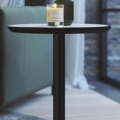 Praddy TUXEDO II ML130 to stolik / stolik nocny w wykończeniu drewno-mdf lakier biały, jasny szary, drewno-mdf lakier czarny. Praddy to portugalski producent wysokiej jakości mebli. Firma powstała w regionie słynącym z wielowielkowej tradycji rzemieślicznej produkcji mebli. Niezwykła dbałość o szczegóły, wysoka jakość ręcznie wytwarzanych mebli i materiałów, z których powstają oraz nowoczesny desgin to coś co wyróżnia markę Praddy na tle innych światowych producentów branży.