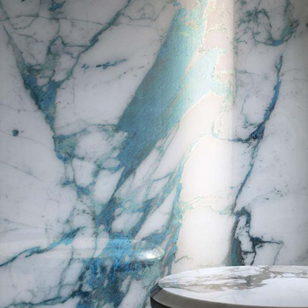 Sicis-Vetrite-Electric-Marble-Cal-Turchese-wielkoformatowy-panel-szklany-120-x-280-cm-bialy-szary-morski-niebieski-3 Sicis Vetrite z kolekcji Electric Marble model Cal Turchese to wielkoformatowy panel szklany o wymiarach 120 x 280 cm. Kolory tego modelu to: biały, szary, morski, niebieski, a możliwe wykończenia powierzchni: Opalescent, Satin, Solid.