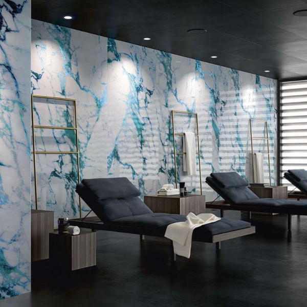 Sicis-Vetrite-Electric-Marble-Cal-Turchese-wielkoformatowy-panel-szklany-120-x-280-cm-bialy-szary-morski-niebieski-4 Sicis Vetrite z kolekcji Electric Marble model Cal Turchese to wielkoformatowy panel szklany o wymiarach 120 x 280 cm. Kolory tego modelu to: biały, szary, morski, niebieski, a możliwe wykończenia powierzchni: Opalescent, Satin, Solid.