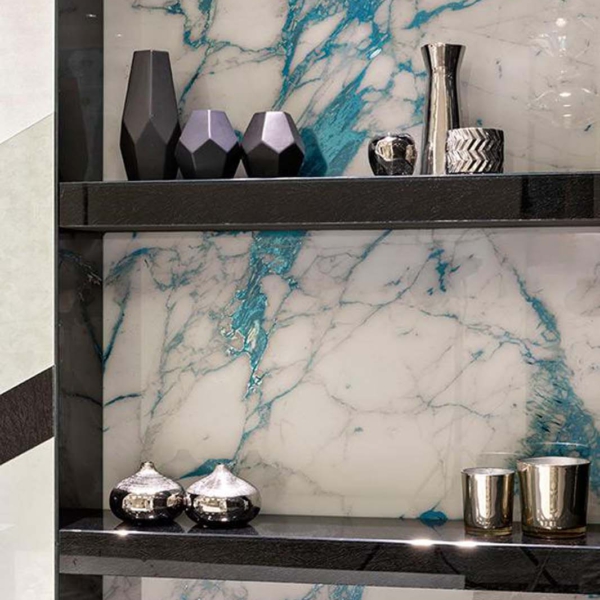 Sicis-Vetrite-Electric-Marble-Cal-Turchese-wielkoformatowy-panel-szklany-120-x-280-cm-bialy-szary-morski-niebieski-5 Sicis Vetrite z kolekcji Electric Marble model Cal Turchese to wielkoformatowy panel szklany o wymiarach 120 x 280 cm. Kolory tego modelu to: biały, szary, morski, niebieski, a możliwe wykończenia powierzchni: Opalescent, Satin, Solid.