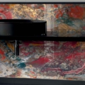Sicis Vetrite z kolekcji Gem Glass model Fable to wielkoformatowy panel szklany kamienie szlachetne o wymiarach 120x280 cm. Kolory tego modelu to: szary, czerwony, żółty, grafitowy, różowy, a możliwe wykończenia powierzchni: Chrome, Opalescent, Satin.