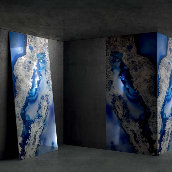 Sicis-Vetrite-Gem-Glass-Galaxy-wielkoformatowy-panel-szklany-kamienie-szlachetne-120x280-cm-niebieski-granatowy-szary-grafitowy-4 Sicis Vetrite z kolekcji Gem Glass model Galaxy to wielkoformatowy panel szklany kamienie szlachetne o wymiarach 120x280 cm. Kolory tego modelu to: niebieski, granatowy, szary, grafitowy, a możliwe wykończenia powierzchni: Chrome, Opalescent, Solid.