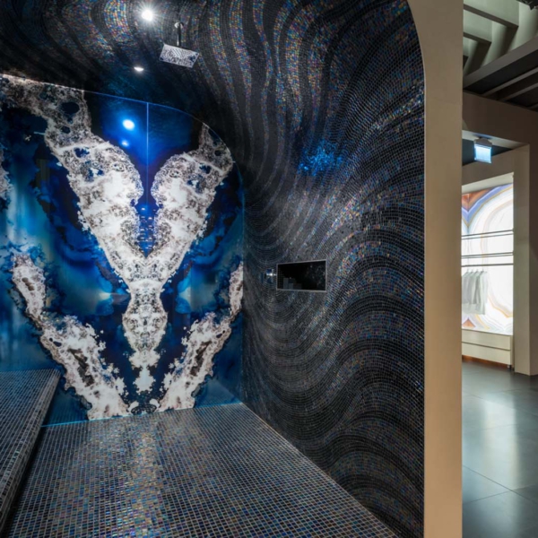 Sicis-Vetrite-Gem-Glass-Galaxy-wielkoformatowy-panel-szklany-kamienie-szlachetne-120x280-cm-niebieski-granatowy-szary-grafitowy-7 Sicis Vetrite z kolekcji Gem Glass model Galaxy to wielkoformatowy panel szklany kamienie szlachetne o wymiarach 120x280 cm. Kolory tego modelu to: niebieski, granatowy, szary, grafitowy, a możliwe wykończenia powierzchni: Chrome, Opalescent, Solid.