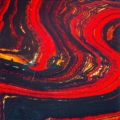 Sicis Vetrite z kolekcji Gem Glass model Magma to wielkoformatowy panel szklany kamienie szlachetne o wymiarach 120x280 cm. Kolory tego modelu to: czerwony, czarny, grafitowy, żółty, a możliwe wykończenia powierzchni: Chrome, Opalescent, Solid.