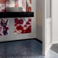 Sicis Vetrite z kolekcji Gem Glass model Punctum to wielkoformatowy panel szklany kamienie szlachetne o wymiarach 120x280 cm. Kolory tego modelu to: brążowy, beżowy, biały, grafitowy, szary, a możliwe wykończenia powierzchni: Chrome, Opalescent, Satin.