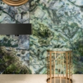 Sicis Vetrite z kolekcji Gem Glass model Solferino to wielkoformatowy panel szklany kamienie szlachetne o wymiarach 120x280 cm. Kolory tego modelu to: grafitowy, zielony, szary, niebieski, biały, a możliwe wykończenia powierzchni: Chrome, Opalescent, Satin.