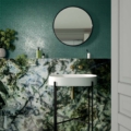 Sicis Vetrite z kolekcji Gem Glass model Solferino to wielkoformatowy panel szklany kamienie szlachetne o wymiarach 120x280 cm. Kolory tego modelu to: grafitowy, zielony, szary, niebieski, biały, a możliwe wykończenia powierzchni: Chrome, Opalescent, Satin.