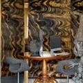 Sicis Vetrite z kolekcji Gem Glass model Waves to wielkoformatowy panel szklany kamienie szlachetne o wymiarach 120x280 cm. Kolory tego modelu to: czarny, grafitowy, żółty, a możliwe wykończenia powierzchni: Chrome, Opalescent, Satin.
