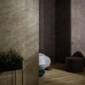 Sicis Vetrite z kolekcji Spathula model Marmorato Rose Cro to wielkoformatowy panel szklany o wymiarach 120 x 280 cm. Kolory tego modelu to: brązowy, a możliwe wykończenia powierzchni: Chrome.