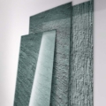 Sicis Vetrite z kolekcji Spathula model Ondulato Petroleum Cro Wh to wielkoformatowy panel szklany o wymiarach 120 x 280 cm. Kolory tego modelu to: zielony, a możliwe wykończenia powierzchni: Chrome.