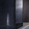 Sicis Vetrite z kolekcji Spathula model Rigato Blue Cro to wielkoformatowy panel szklany o wymiarach 120 x 280 cm. Kolory tego modelu to: granatowy, a możliwe wykończenia powierzchni: Chrome.