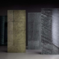 Sicis Vetrite z kolekcji Spathula model Rigato Grey Cro Wh to wielkoformatowy panel szklany o wymiarach 120 x 280 cm. Kolory tego modelu to: szary, a możliwe wykończenia powierzchni: Chrome.