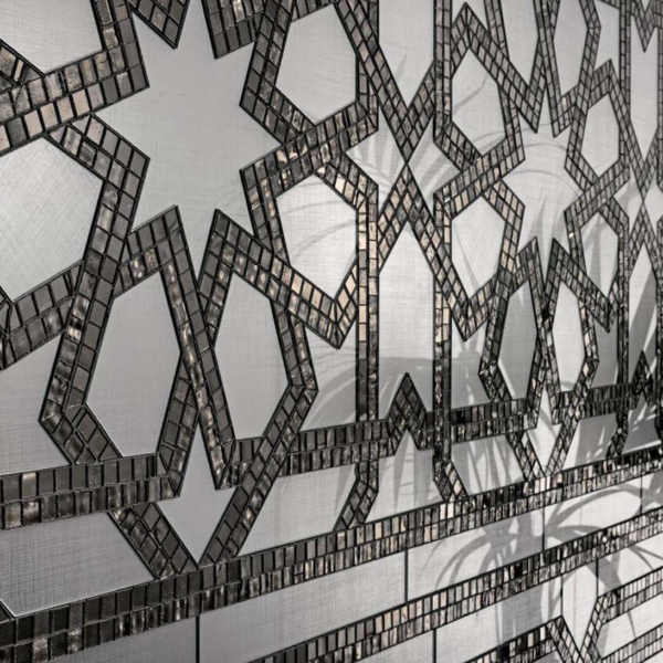 Sicis-Vetrite-Vetrite-Art-Arabie-wielkoformatowy-panel-szklany-szary-zloty-bialy-2 Sicis Vetrite z kolekcji Vetrite Art model Arabie to wielkoformatowy panel szklany o wymiarach . Kolory tego modelu to: szary, złoty, biały, a możliwe wykończenia powierzchni: Satin.