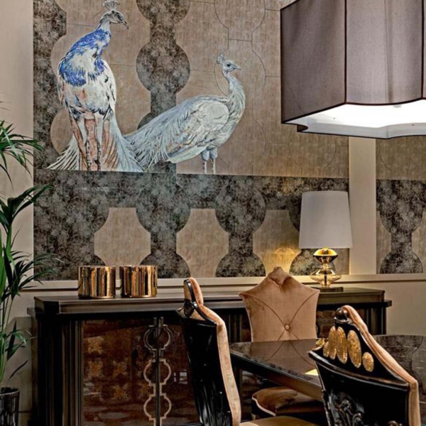 Sicis-Vetrite-Vetrite-Art-Columna-Brown---Paon-wielkoformatowy-panel-szklany-zloty-bezowy-bialy-brazowy-szary-niebieski-3 Sicis Vetrite z kolekcji Vetrite Art model Columna Brown & Paon to wielkoformatowy panel szklany o wymiarach 239x318 cm, 251x318 cm, 279,5x318 cm. Kolory tego modelu to: złoty, beżowy, biały, brązowy, szary, niebieski, a możliwe wykończenia powierzchni: Satin.