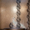 Sicis Vetrite z kolekcji Vetrite Art model Columna Brown & Paon to wielkoformatowy panel szklany o wymiarach 239x318 cm, 251x318 cm, 279,5x318 cm. Kolory tego modelu to: złoty, beżowy, biały, brązowy, szary, niebieski, a możliwe wykończenia powierzchni: Satin.
