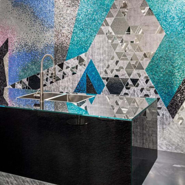 Sicis-Vetrite-Vetrite-Art-Iridis-wielkoformatowy-panel-szklany-szary-rozowy-bezowy-niebieski-czarny-szary-srebrny-3 Sicis Vetrite z kolekcji Vetrite Art model Iridis to wielkoformatowy panel szklany o wymiarach . Kolory tego modelu to: szary, różowy, beżowy, niebieski, czarny, szary, srebrny, a możliwe wykończenia powierzchni: Satin.