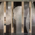 Sicis Vetrite z kolekcji Vetrite Art model Saturno Contro Silver to wielkoformatowy panel szklany o wymiarach 120x350 cm, 60x350 cm, 90x350 cm, 60x350 cm. Kolory tego modelu to: brązowy, srebrny, szary, a możliwe wykończenia powierzchni: Satin.