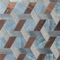 Sicis Vetrite z kolekcji Vetrite Decorativa model Agra Taupe to wielkoformatowy panel szklany o wymiarach 36,8x34 cm. Kolory tego modelu to: niebieski, szary, brązowy, miedziany, beżowy, a możliwe wykończenia powierzchni: Satin.
