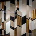 Sicis Vetrite z kolekcji Vetrite Decorativa model Decart to wielkoformatowy panel szklany o wymiarach . Kolory tego modelu to: beżowy, niebieski, szary, grafitowy, czarny, brązowy, a możliwe wykończenia powierzchni: Satin.