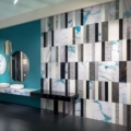 Sicis Vetrite z kolekcji Vetrite Decorativa model Diaclasi Electric Turchese to wielkoformatowy panel szklany o wymiarach 178x297 cm. Kolory tego modelu to: biały, niebieski, szary, czarny, a możliwe wykończenia powierzchni: Satin.
