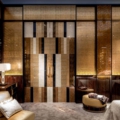 Sicis Vetrite z kolekcji Vetrite Decorativa model Diaclasi Gold to wielkoformatowy panel szklany o wymiarach 178x297 cm. Kolory tego modelu to: złoty, beżowy, brązowy, czarny, żółty, a możliwe wykończenia powierzchni: Satin.