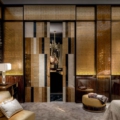 Sicis Vetrite z kolekcji Vetrite Decorativa model Diaclasi Gold to wielkoformatowy panel szklany o wymiarach 178x297 cm. Kolory tego modelu to: złoty, beżowy, brązowy, czarny, żółty, a możliwe wykończenia powierzchni: Satin.