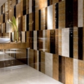 Sicis Vetrite z kolekcji Vetrite Decorativa model Diaclasi Gold to wielkoformatowy panel szklany o wymiarach 178x297 cm. Kolory tego modelu to: złoty, beżowy, brązowy, czarny, żółty, a możliwe wykończenia powierzchni: Satin.