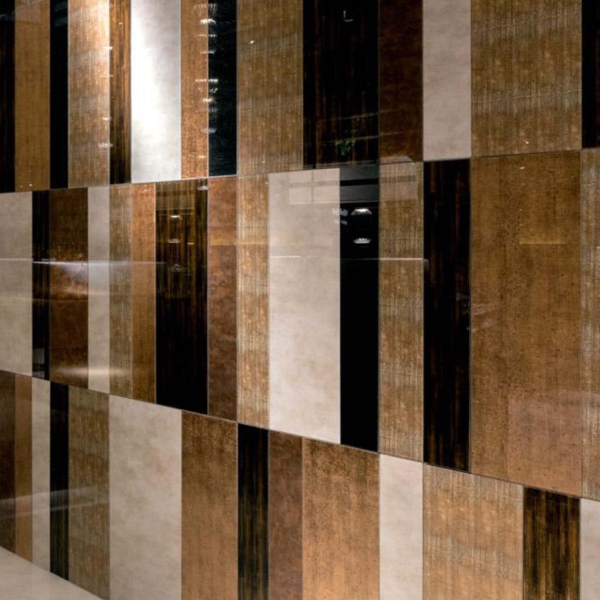 Sicis-Vetrite-Vetrite-Decorativa-Diaclasi-Gold-wielkoformatowy-panel-szklany-zloty-bezowy-brazowy-czarny-zolty-6 Sicis Vetrite z kolekcji Vetrite Decorativa model Diaclasi Gold to wielkoformatowy panel szklany o wymiarach 178x297 cm. Kolory tego modelu to: złoty, beżowy, brązowy, czarny, żółty, a możliwe wykończenia powierzchni: Satin.