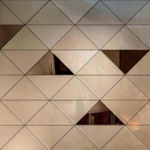 Sicis Vetrite z kolekcji Vetrite Decorativa model Dreiek to wielkoformatowy panel szklany o wymiarach . Kolory tego modelu to: beżowy, brązowy, a możliwe wykończenia powierzchni: Satin.