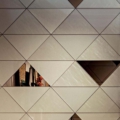 Sicis Vetrite z kolekcji Vetrite Decorativa model Dreiek to wielkoformatowy panel szklany o wymiarach . Kolory tego modelu to: beżowy, brązowy, a możliwe wykończenia powierzchni: Satin.