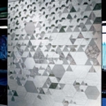 Sicis Vetrite z kolekcji Vetrite Decorativa model Fragments Glacial to wielkoformatowy panel szklany o wymiarach 95,6x318,6 cm. Kolory tego modelu to: szary, srebrny, grafitowy, beżowy, a możliwe wykończenia powierzchni: Satin.