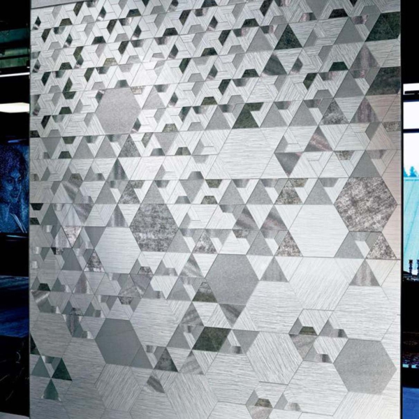 Sicis-Vetrite-Vetrite-Decorativa-Fragments-Glacial-wielkoformatowy-panel-szklany-szary-srebrny-grafitowy-bezowy-4 Sicis Vetrite z kolekcji Vetrite Decorativa model Fragments Glacial to wielkoformatowy panel szklany o wymiarach 95,6x318,6 cm. Kolory tego modelu to: szary, srebrny, grafitowy, beżowy, a możliwe wykończenia powierzchni: Satin.