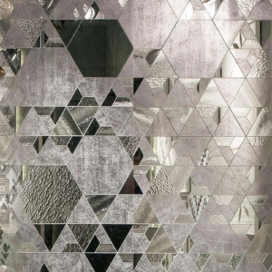 Sicis Vetrite z kolekcji Vetrite Decorativa model Fragments Grey to wielkoformatowy panel szklany o wymiarach 95,6x318,6 cm. Kolory tego modelu to: beżowy, szary, grafitowy, a możliwe wykończenia powierzchni: .